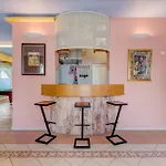 Blue Dolphin Apartment - Private Indoor Pool, Jacuzzi, Garden