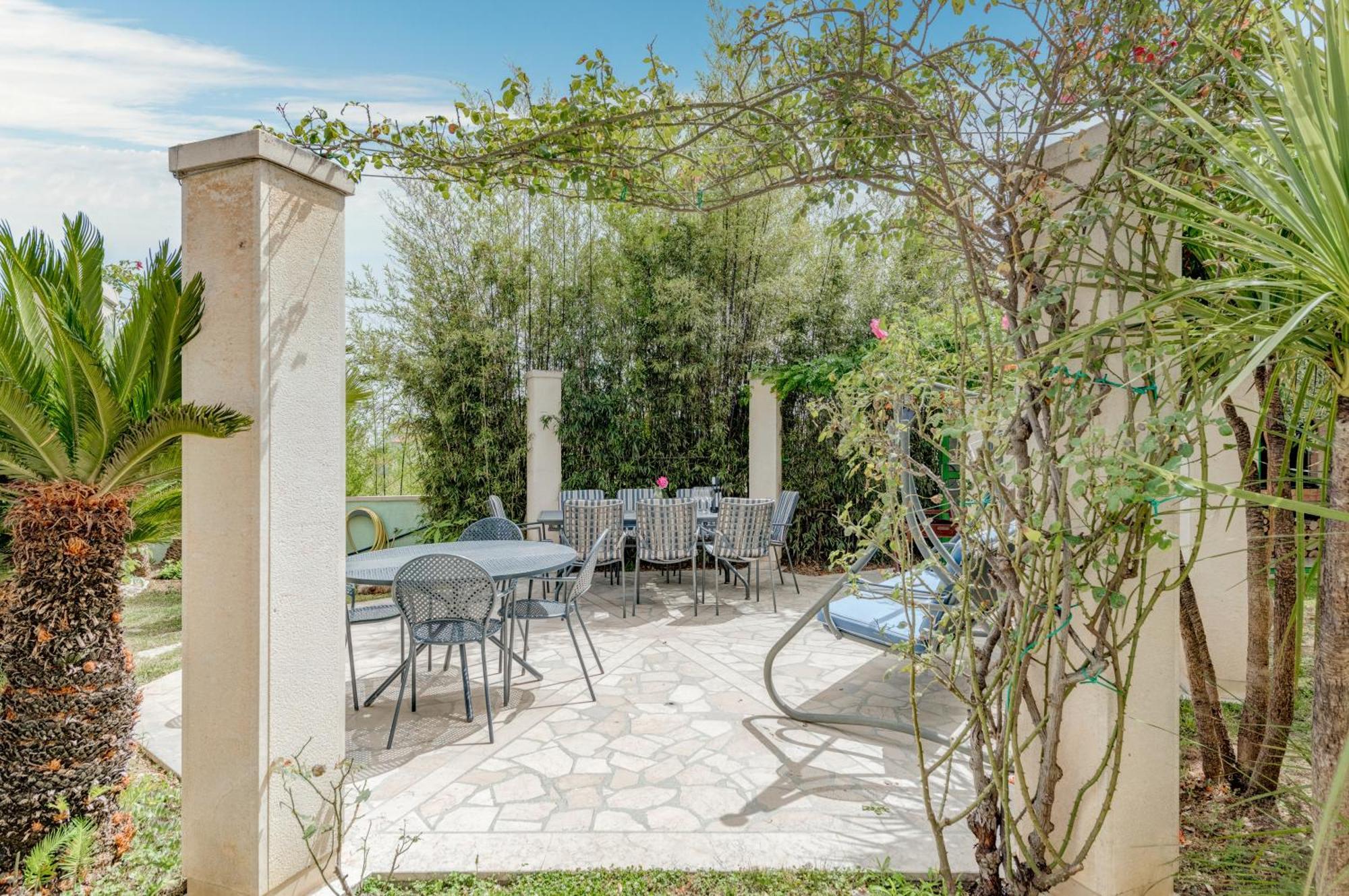 Apartament Blue Dolphin - Private Indoor Pool, Jacuzzi, Garden Split