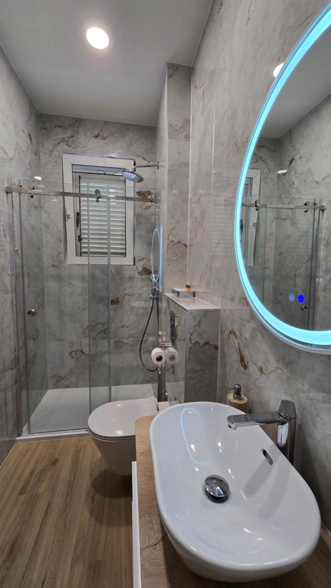 Blue Dolphin - Private Indoor Pool, Jacuzzi, Garden Split