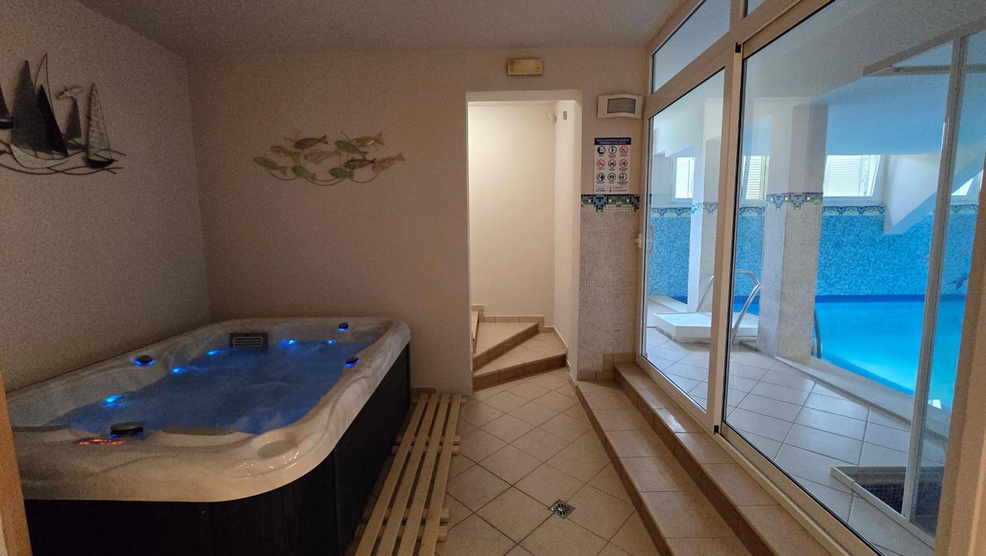 Apartament Blue Dolphin - Private Indoor Pool, Jacuzzi, Garden Split