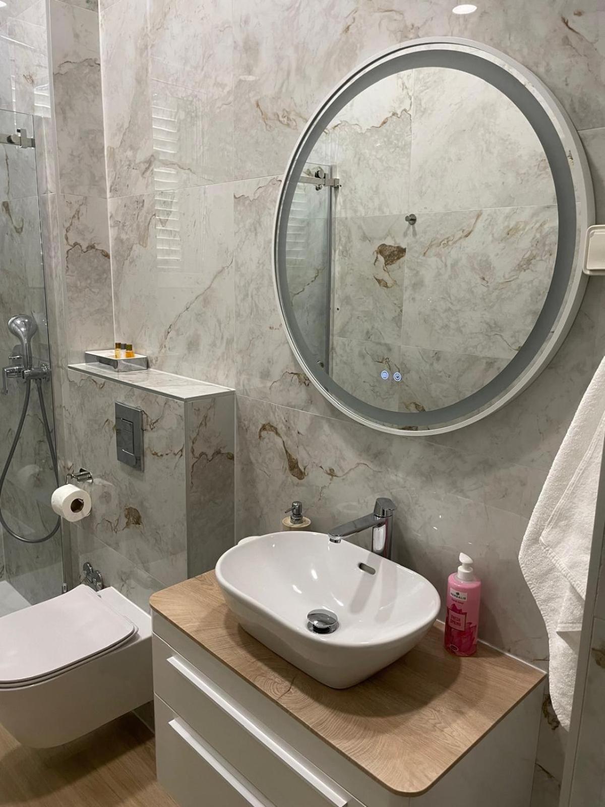 Blue Dolphin - Private Indoor Pool, Jacuzzi, Garden